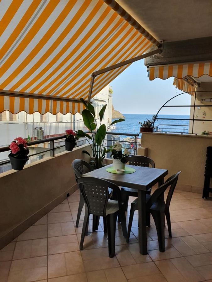 Casa Vacanze Aci Trezza In Front Of The Sea Aci Castello Eksteriør bilde